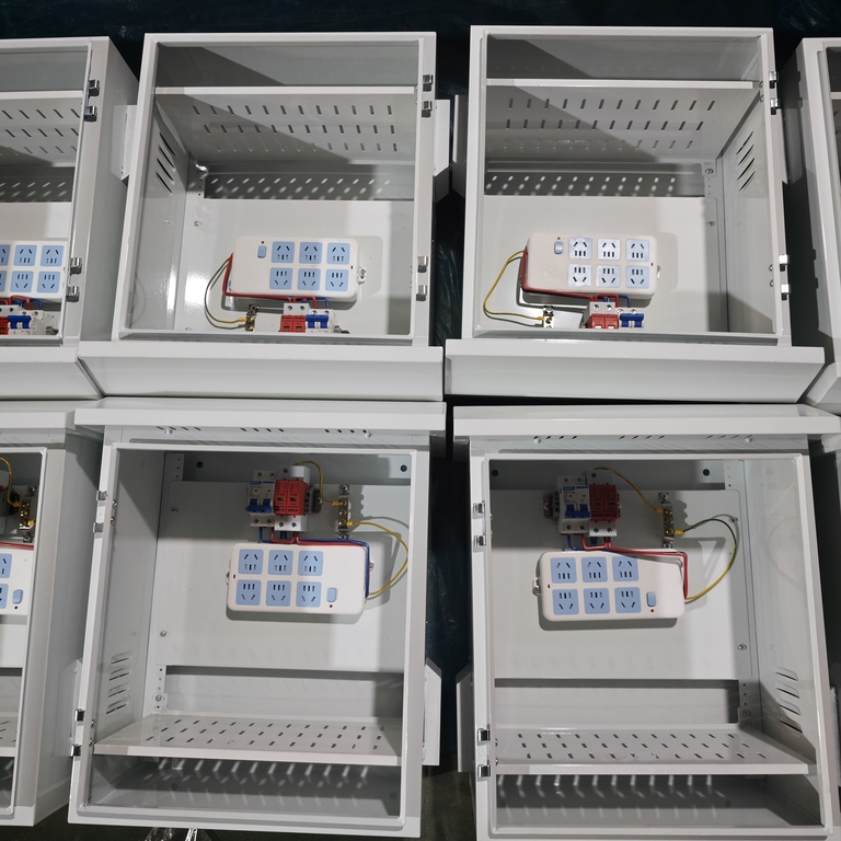 Masseproduktion af rigtige billeder af Ouyue Electrics udendørs regntætte distributionsboks: En fuld-proces display fra metalplade til komplet maskinsamling