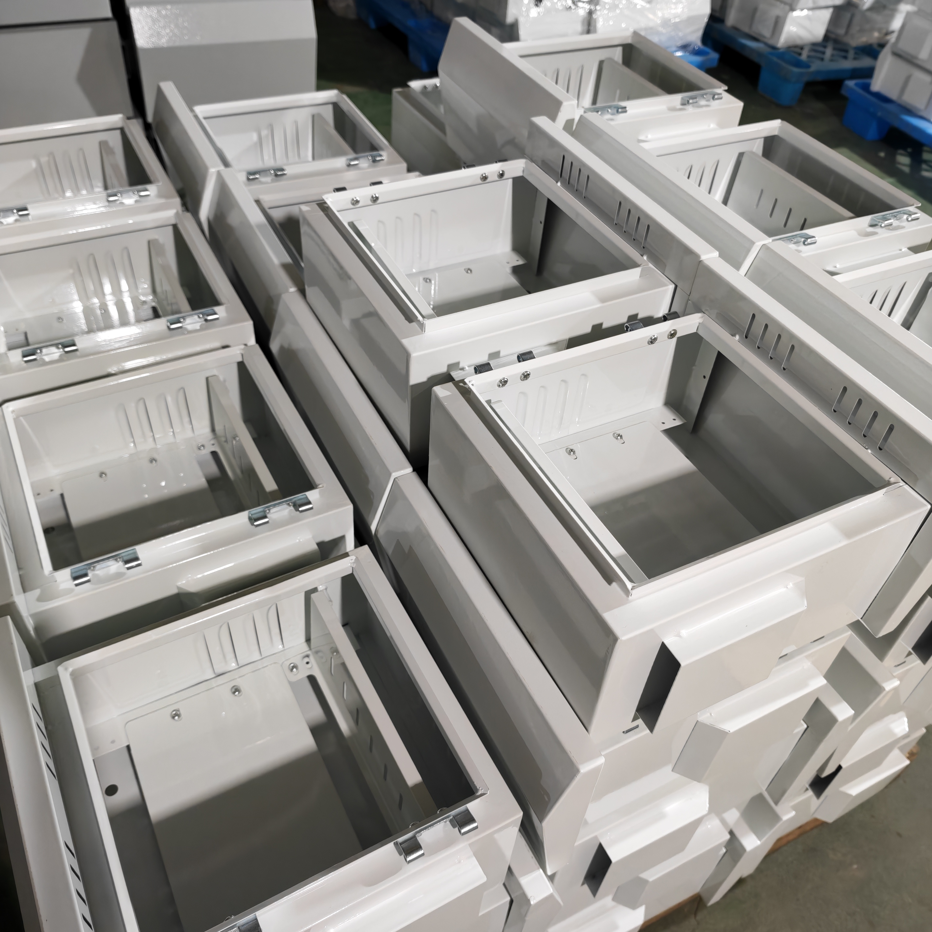 De udendørs regntætte overvågningsbokse fra Ouyue Electric bliver samlet i batches og er ved at blive sendt til Brasilien